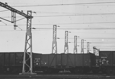 886021 Afbeelding van de bovenleidingsmasten op het rangeerterrein Watergraafsmeer te Amsterdam.